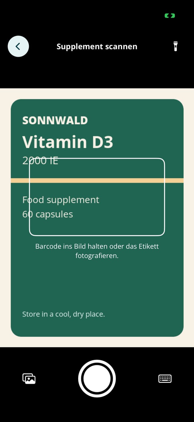 Der Zyva-Scanner über dem Etikett eines erfundenen Vitamin-D3-Produkts.
